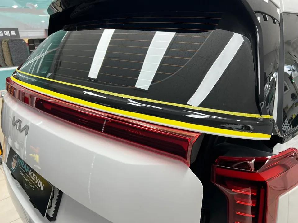 Kia Carnival KA4のカーラッピング事例|クローム部分の引き締め 施工写真 1-2
