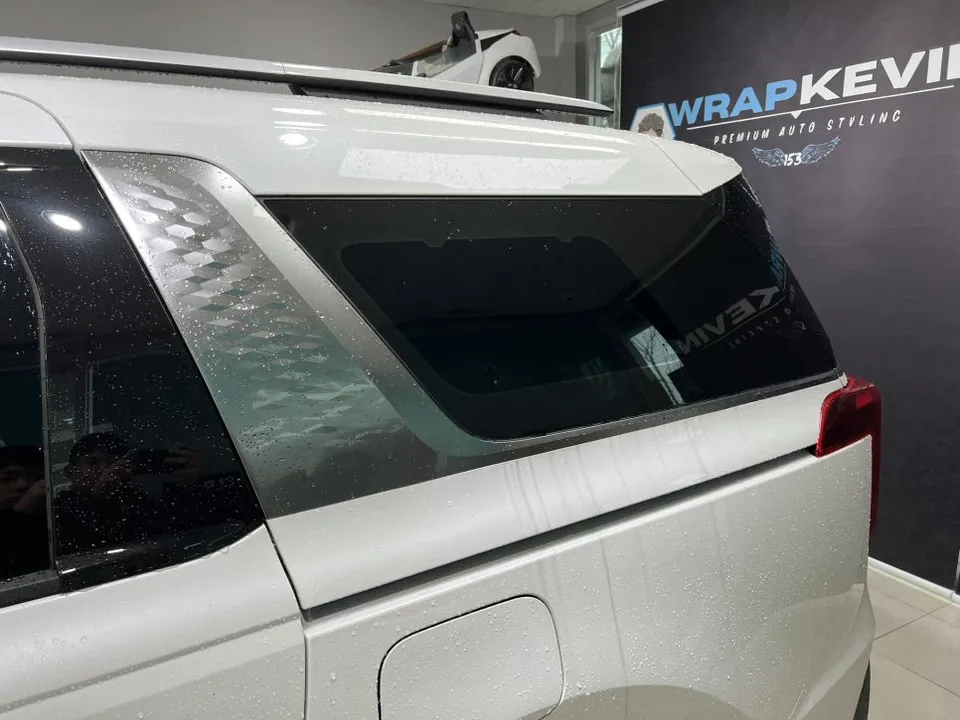 Kia Carnival KA4のカーラッピング事例|クローム部分の引き締め 施工写真 2-2