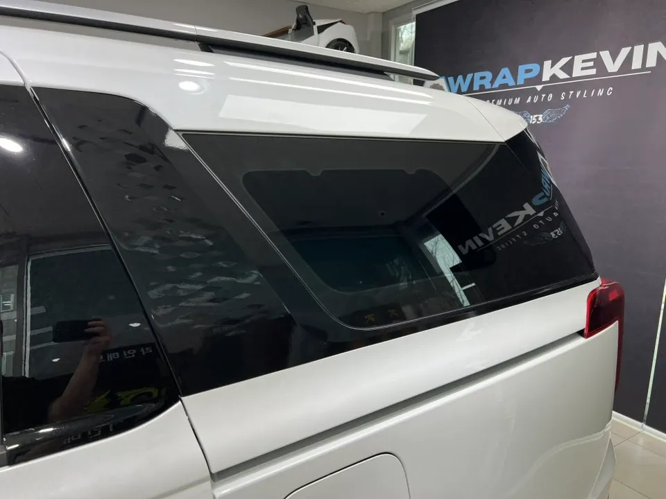 Kia Carnival KA4のカーラッピング事例|クローム部分の引き締め 施工写真 3-2