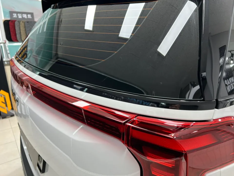 Kia Carnival KA4のカーラッピング事例|クローム部分の引き締め 施工写真 1-3