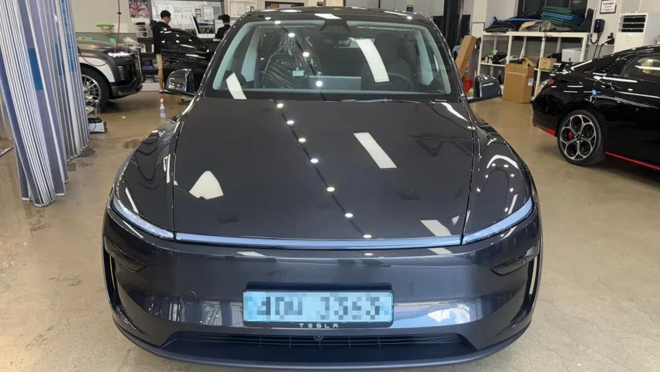 Tesla Model Yのカーラッピング事例｜個性的なツートンカラー 施工写真 1-1