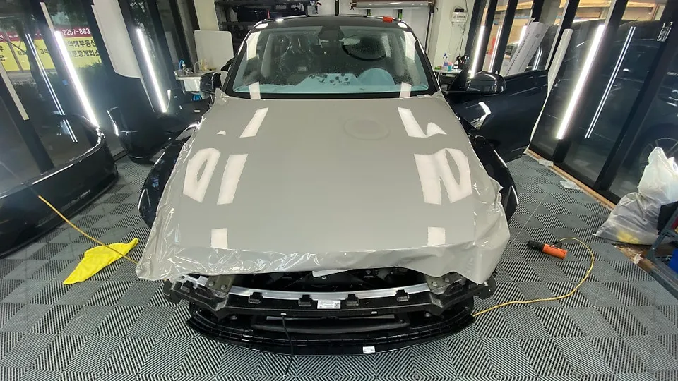 Tesla Model Yのカーラッピング事例｜個性的なツートンカラー 施工写真 2-1