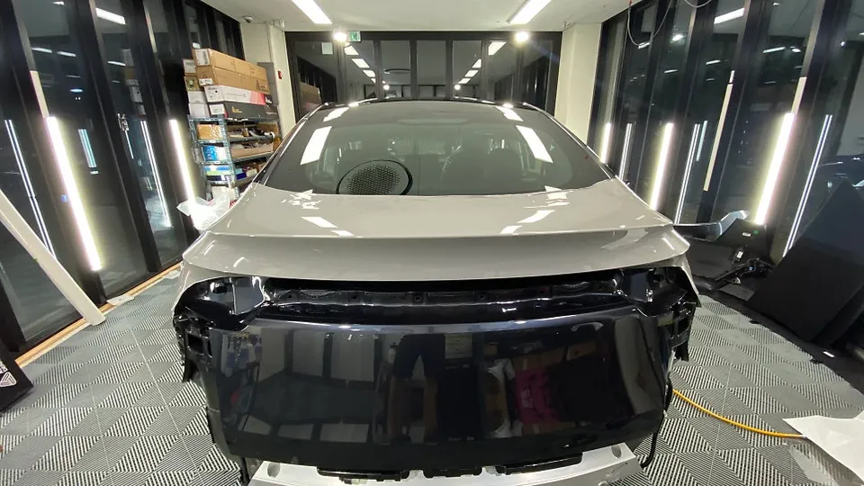 Tesla Model Yのカーラッピング事例｜個性的なツートンカラー 施工写真 3-1
