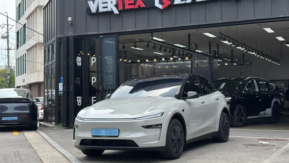 Tesla Model Yのカーラッピング事例｜個性的なツートンカラー 施工写真 1-2