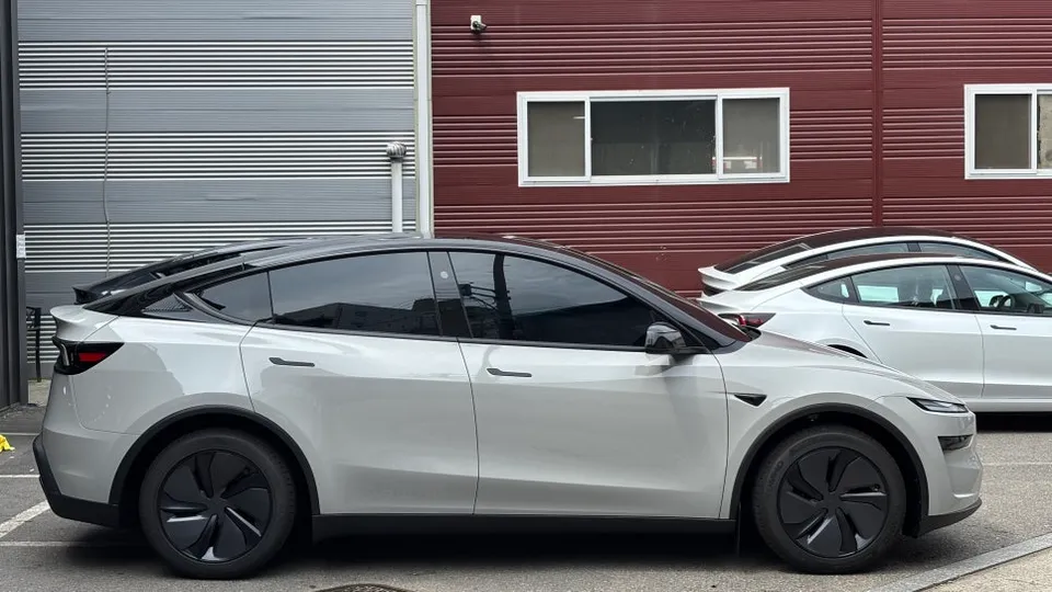 Tesla Model Yのカーラッピング事例｜個性的なツートンカラー 施工写真 3-2