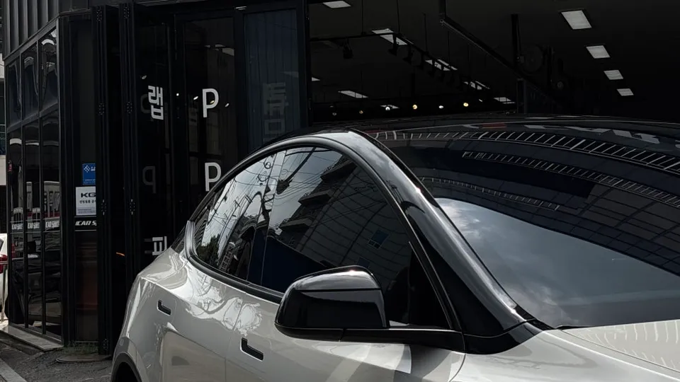 Tesla Model Yのカーラッピング事例｜個性的なツートンカラー 施工写真 2-3