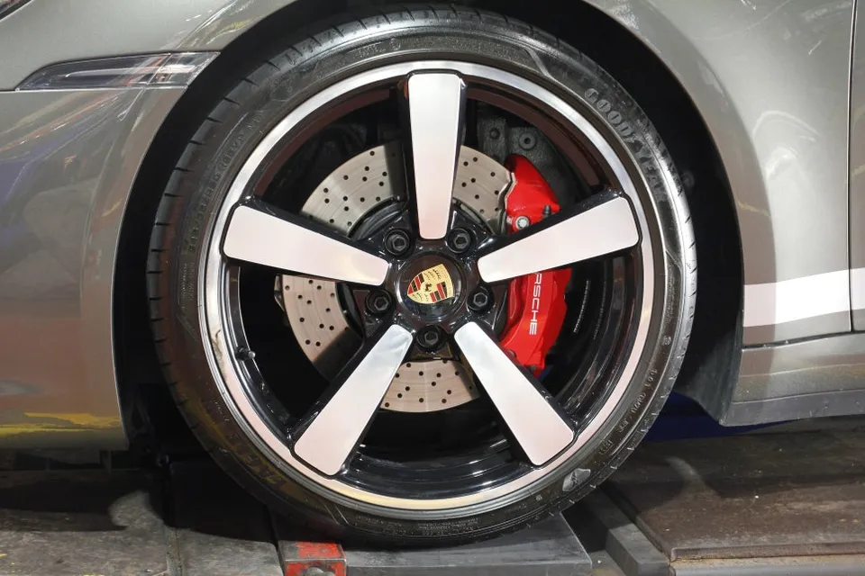 Porsche 911 Targa wheel repair - Porsche 911 Targa Wheel Repair & Painting Review photo 3