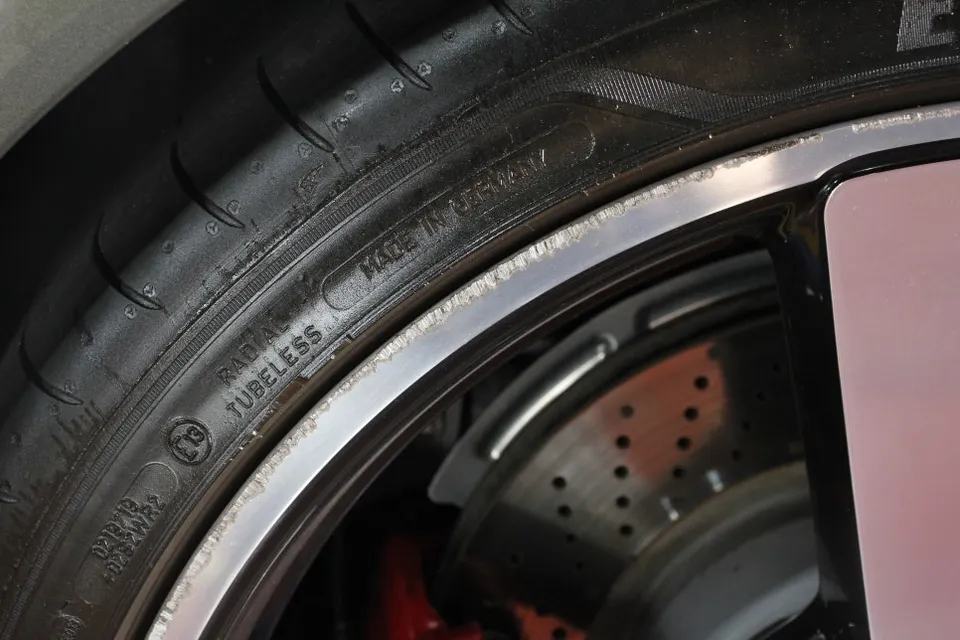 Porsche 911 Targaのホイールリペア・塗装事例 施工写真 1-2