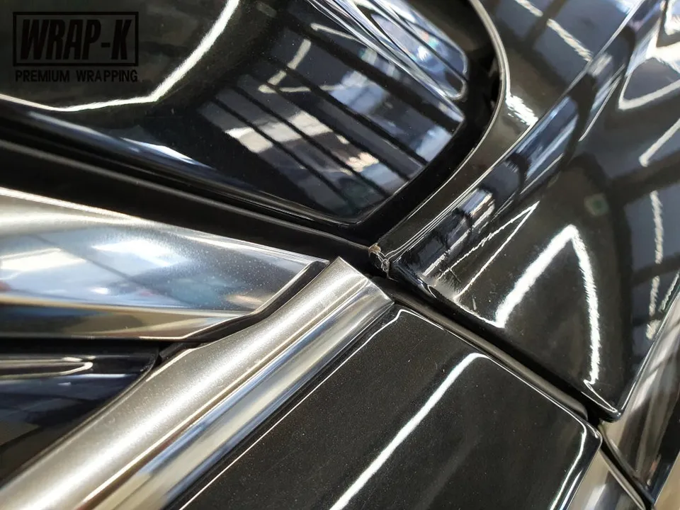 Audi A8のカーラッピング事例|高光沢フィルムで新車のような輝き 施工写真 3-3