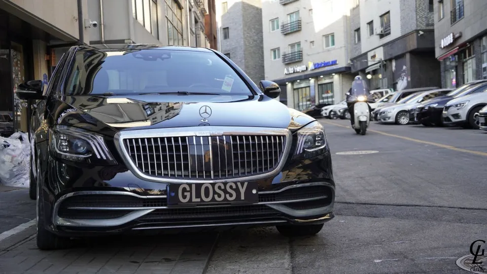 メルセデス・ベンツ Sクラス W222のカーラッピング事例|高光沢ブラック 施工写真 1-1