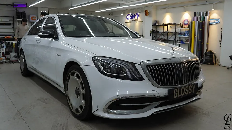 メルセデス・ベンツ Sクラス W222のカーラッピング事例|高光沢ブラック 施工写真 2-1