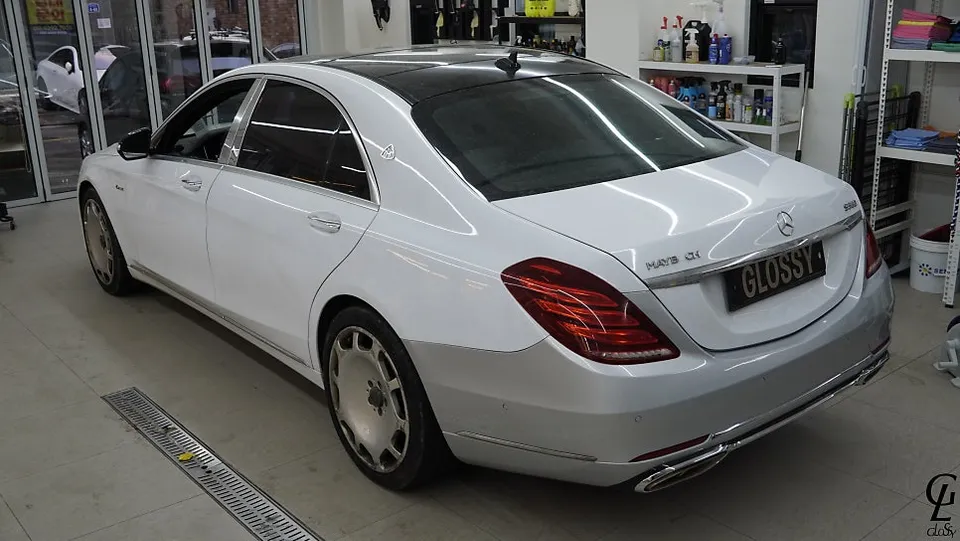 メルセデス・ベンツ Sクラス W222のカーラッピング事例|高光沢ブラック 施工写真 3-1