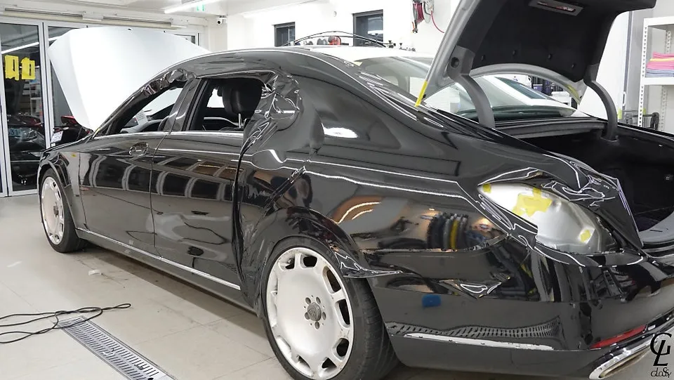 メルセデス・ベンツ Sクラス W222のカーラッピング事例|高光沢ブラック 施工写真 1-3