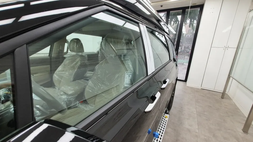 Mercedes-Benz S-Classのドラレコ取付事例|費用目安・仕上がり 施工写真 1-2