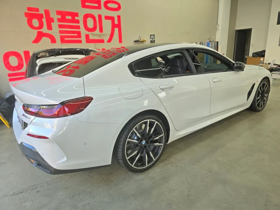BMW 8 Seriesのカーラッピング事例|サテンパールホワイトの高級感 施工写真 2-1