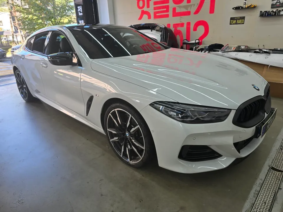 BMW 8 Seriesのカーラッピング事例|サテンパールホワイトの高級感 施工写真 3-1
