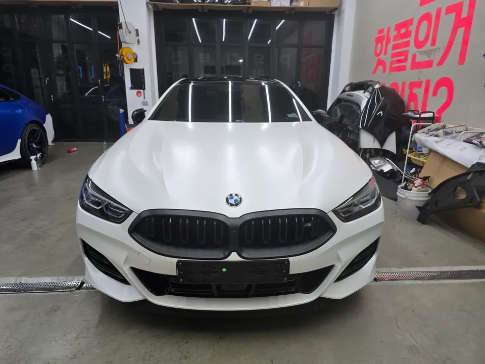 BMW 8 Seriesのカーラッピング事例|サテンパールホワイトの高級感 施工写真 4-1