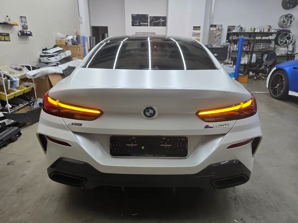 BMW 8 Seriesのカーラッピング事例|サテンパールホワイトの高級感 施工写真 1-2