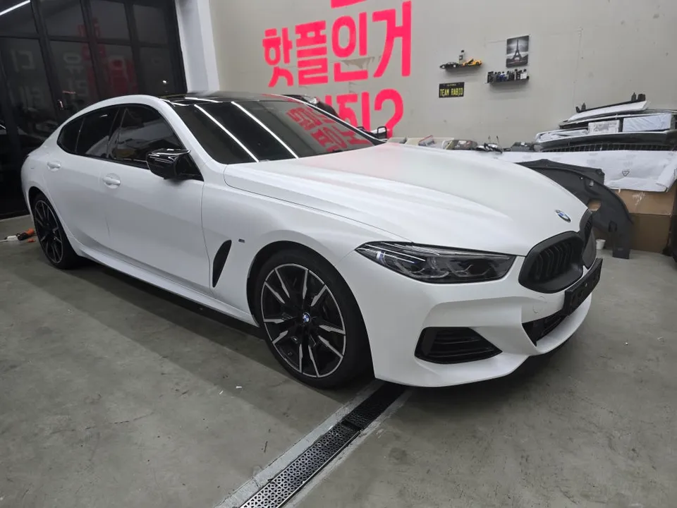BMW 8 Seriesのカーラッピング事例|サテンパールホワイトの高級感 施工写真 2-2