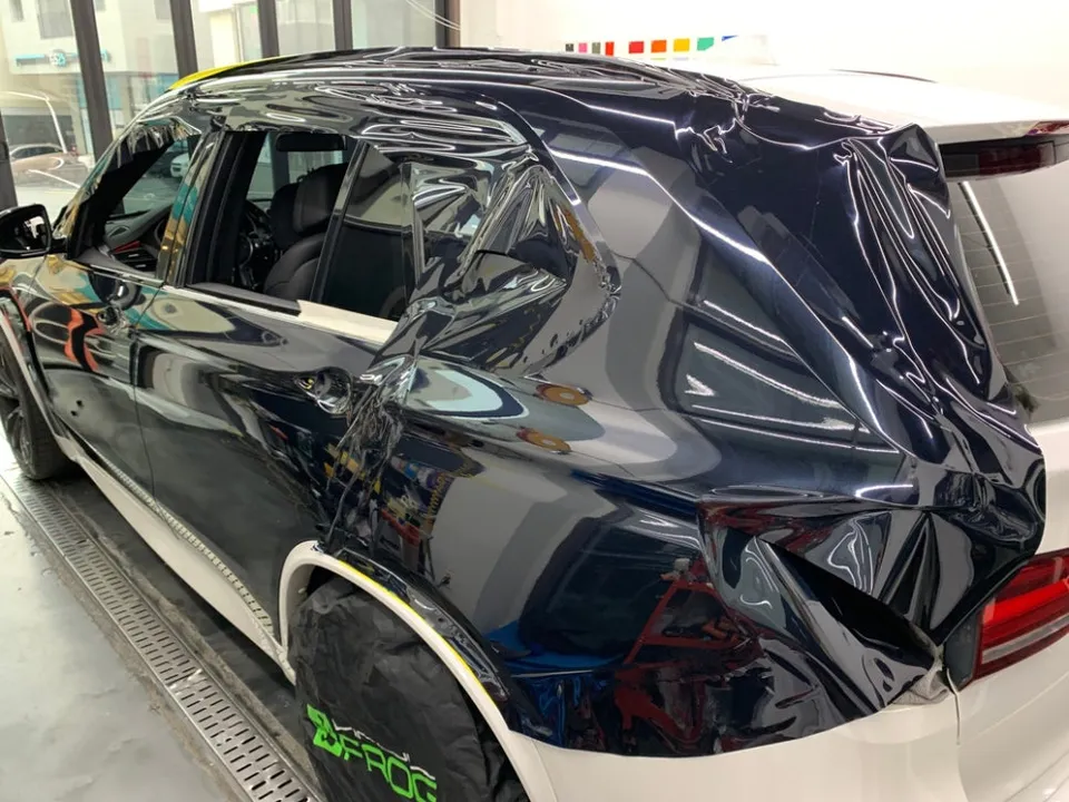BMW X5のカーラッピング事例：グリッターブラックブルー 施工写真 2-3