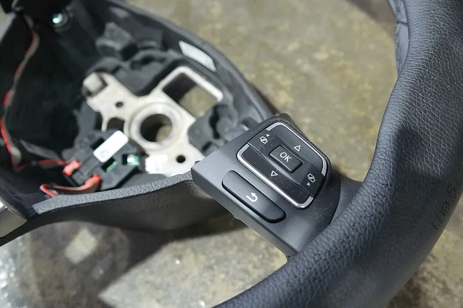 Volkswagen Golf 6th Gen steering wheel - Volkswagen Golf 6th Gen Steering Wheel Customization Review photo 5