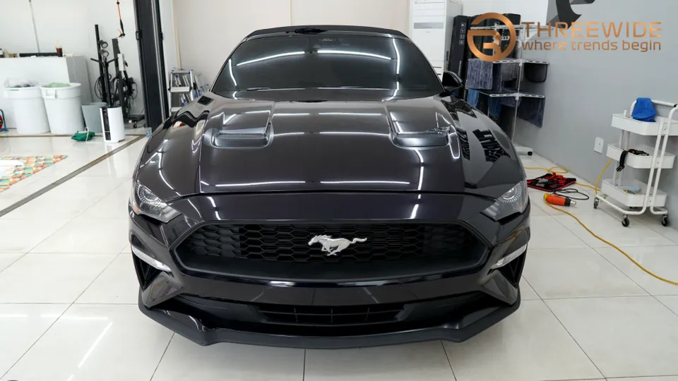 Ford Mustang Convertibleのカーラッピング事例|サテンブラックの仕上がり 施工写真 2-3