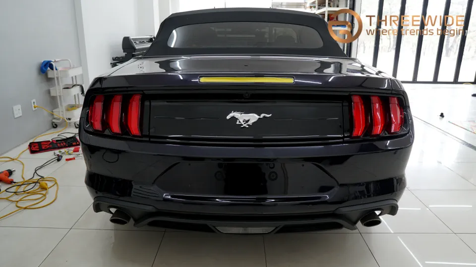 Ford Mustang Convertibleのカーラッピング事例|サテンブラックの仕上がり 施工写真 3-3