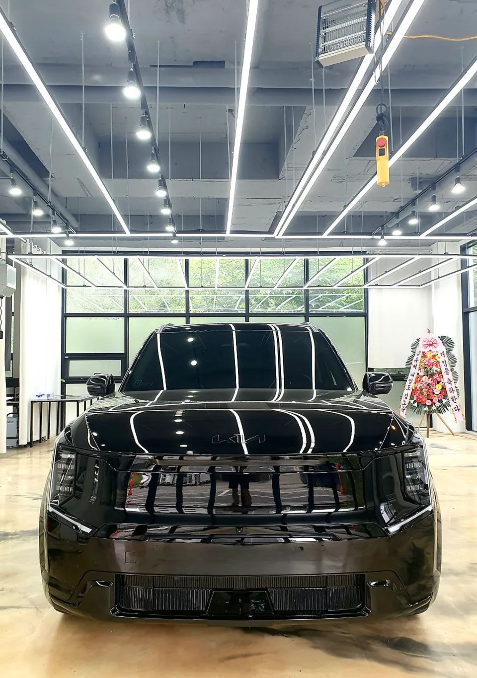 Kia EV9 chrome delete - Kia EV9 Chrome Delete Review: All-Black Transformation photo 3
