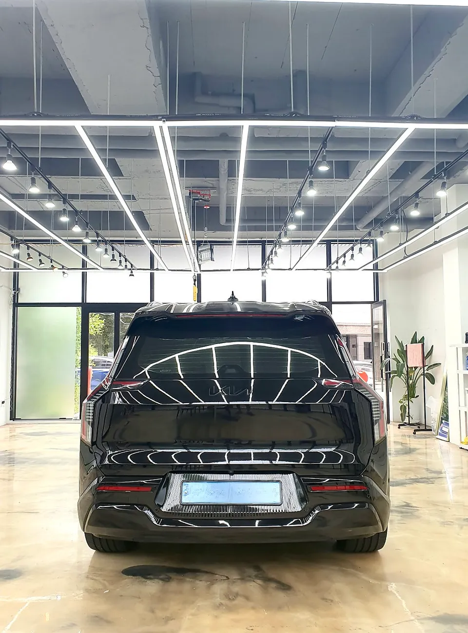 Kia EV9 chrome delete - Kia EV9 Chrome Delete Review: All-Black Transformation photo 4