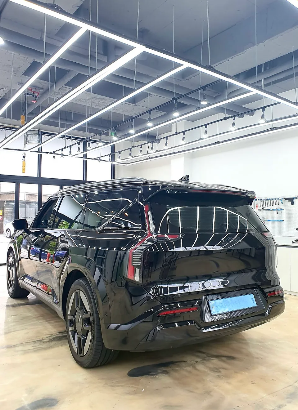 Kia EV9 chrome delete - Kia EV9 Chrome Delete Review: All-Black Transformation photo 6
