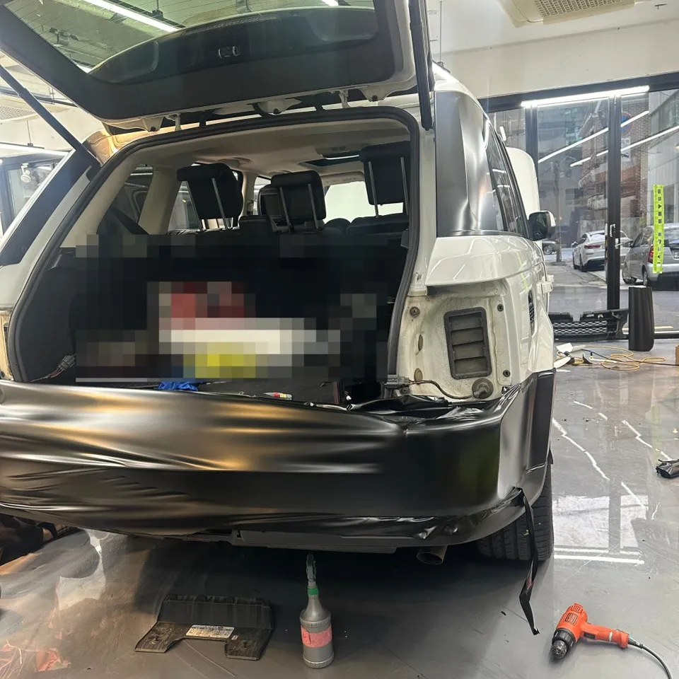 Land Rover Vogueのカーラッピング事例|サテンブラックの高級感 施工写真 3-1