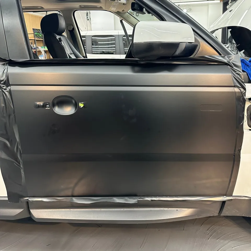 Land Rover Vogueのカーラッピング事例|サテンブラックの高級感 施工写真 1-2