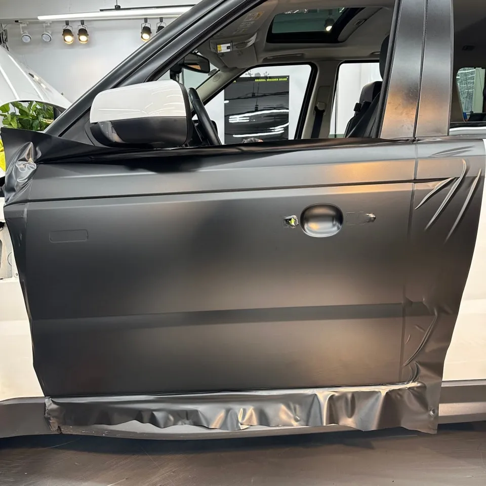 Land Rover Vogueのカーラッピング事例|サテンブラックの高級感 施工写真 3-2