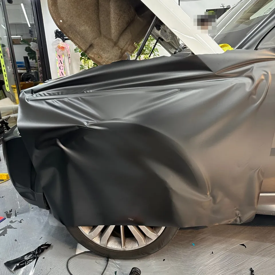 Land Rover Vogueのカーラッピング事例|サテンブラックの高級感 施工写真 1-3