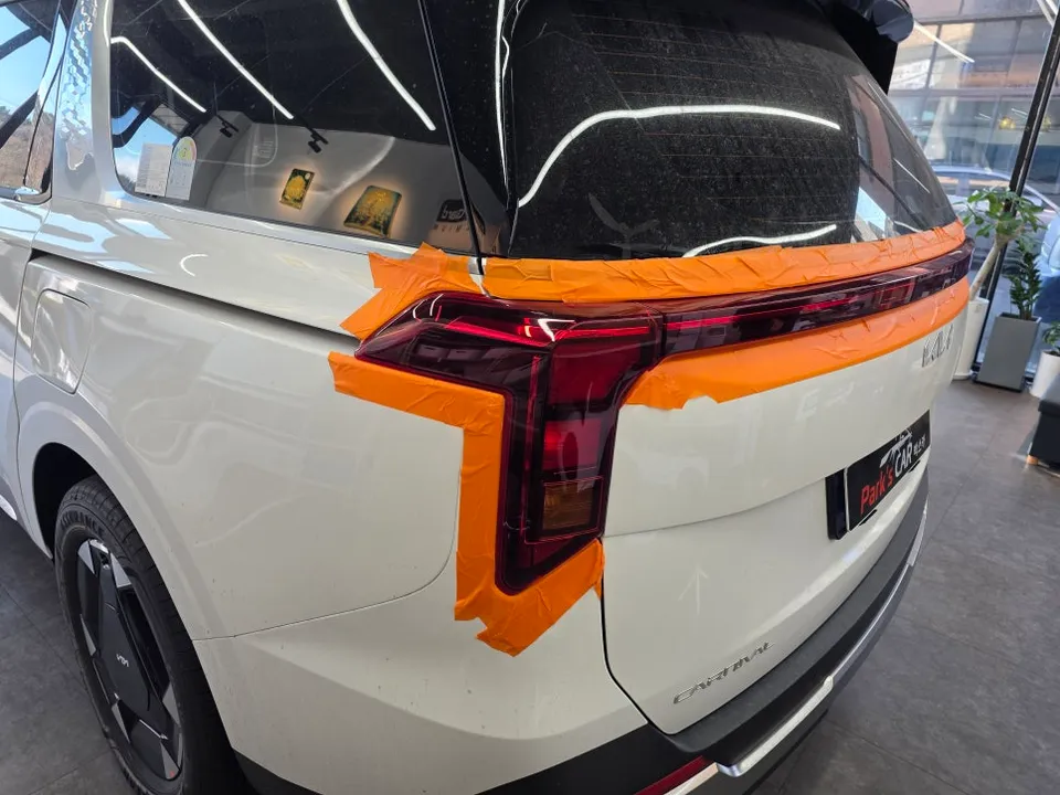Kia Carnivalのカーフィルム施工事例|費用目安と仕上がり 施工写真 3-1