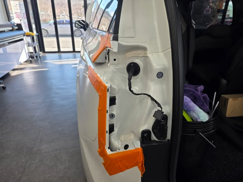 Kia Carnivalのカーフィルム施工事例|費用目安と仕上がり 施工写真 1-3
