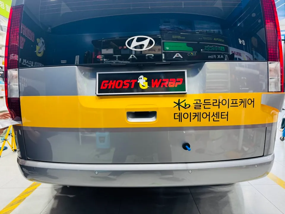 Hyundai Stariaのカーラッピング事例|費用目安・仕上がり 施工写真 1-2