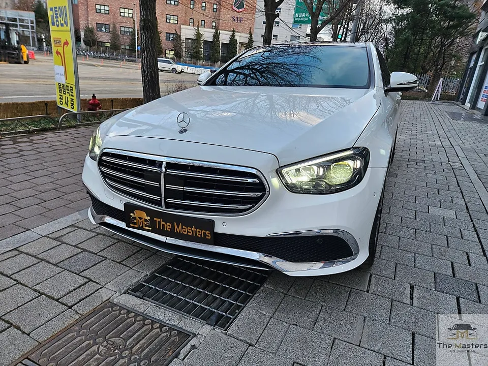 Mercedes-Benz E-Class W213 ambient lighting installation result