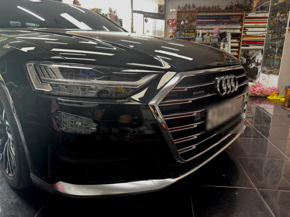 Audi A8のカーラッピング事例:クローム除去で洗練された印象に 施工写真 2-1