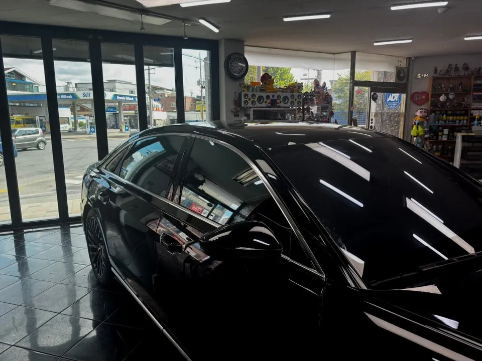 Audi A8のカーラッピング事例:クローム除去で洗練された印象に 施工写真 1-2