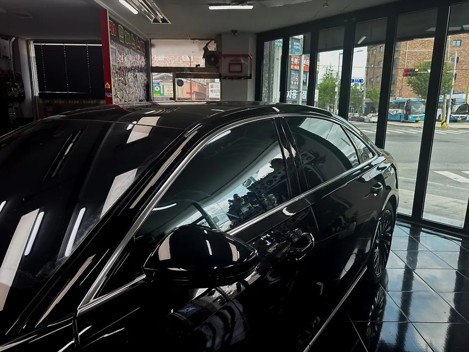 Audi A8のカーラッピング事例:クローム除去で洗練された印象に 施工写真 2-2
