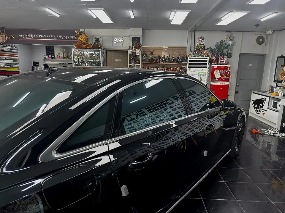 Audi A8のカーラッピング事例:クローム除去で洗練された印象に 施工写真 3-2