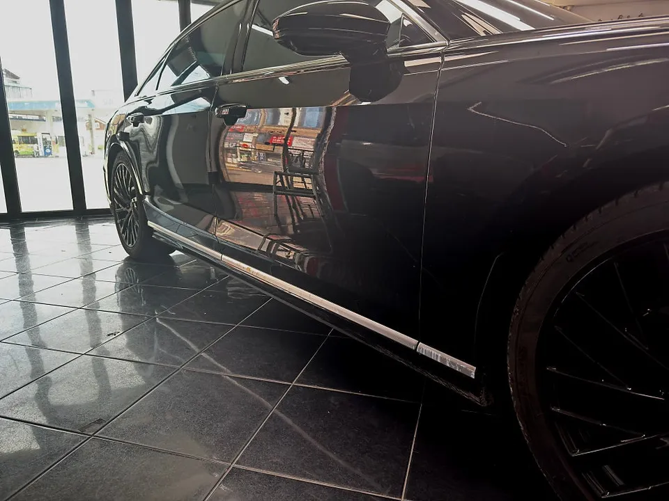Audi A8のカーラッピング事例:クローム除去で洗練された印象に 施工写真 2-3
