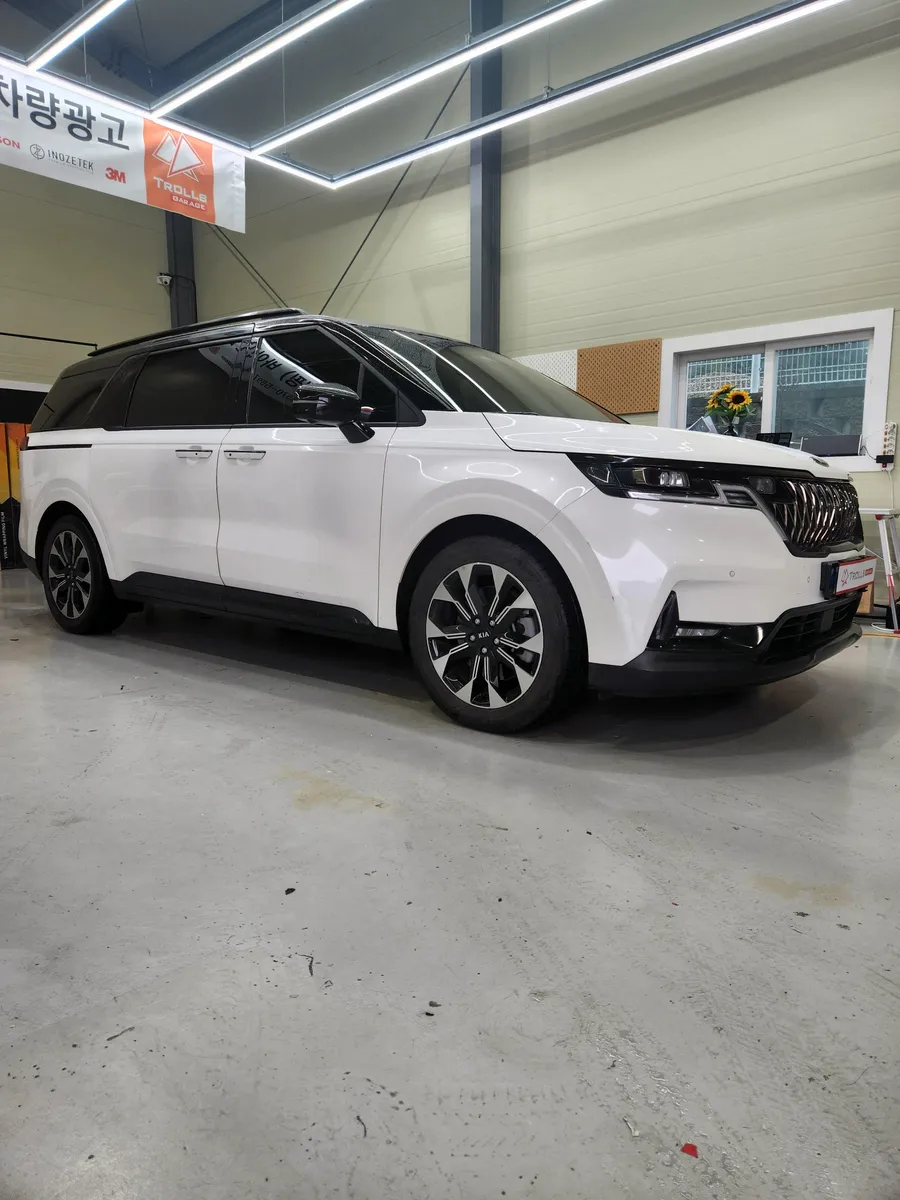 Kia Carnivalのカーラッピング事例｜費用目安・仕上がり 施工写真 3-1
