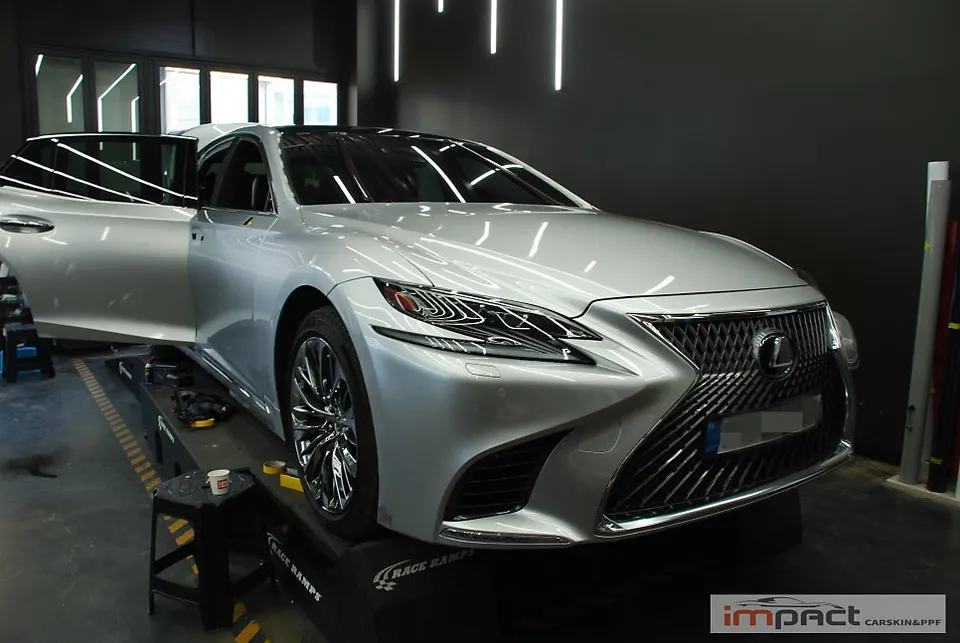 Lexus LS 500のカーラッピング事例|ホワイトカラーチェンジ 施工写真 1-2