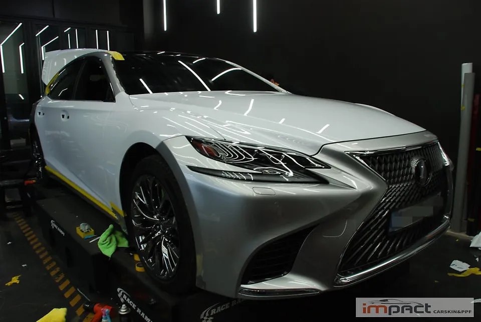 Lexus LS 500のカーラッピング事例|ホワイトカラーチェンジ 施工写真 3-2