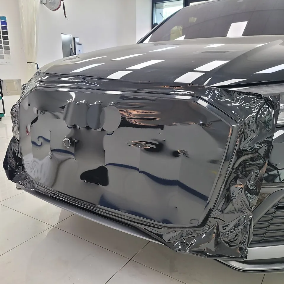 Audi Q7のカーラッピング事例|クローム除去で洗練された印象に 施工写真 3-1