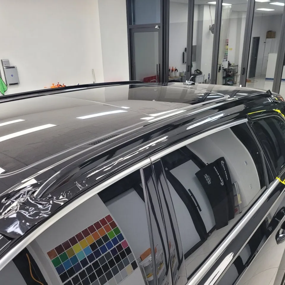 Audi Q7のカーラッピング事例|クローム除去で洗練された印象に 施工写真 3-2