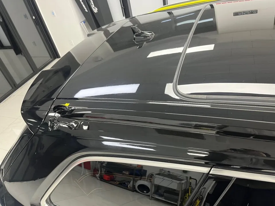 Audi Q7のカーラッピング事例|クローム除去で洗練された印象に 施工写真 1-3