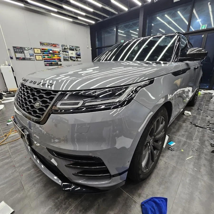 レンジローバー ヴェラールのカーラッピング事例｜ダークグレーの高級感 施工写真 2-2